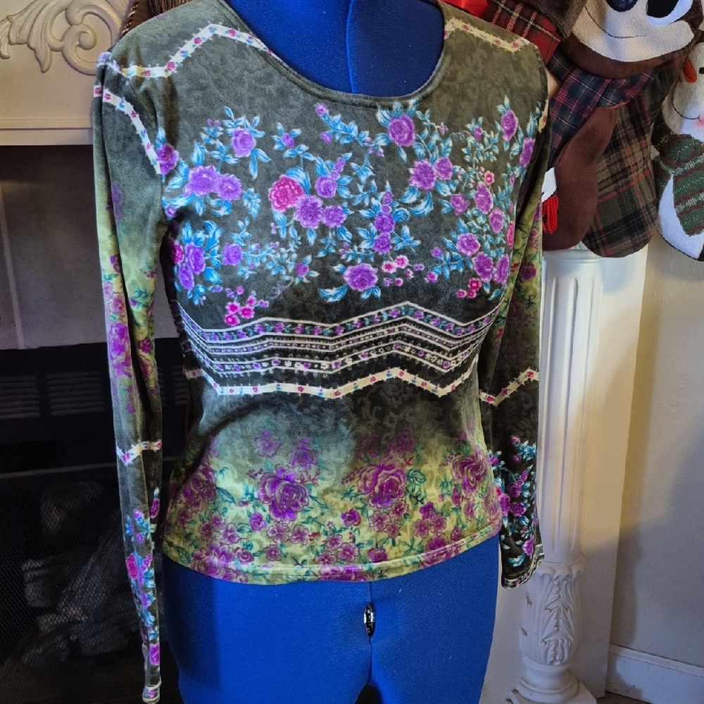 SML Spirt Made In USA. Size Med.beautiful velvet rose Pattern top.(#1801)vintage